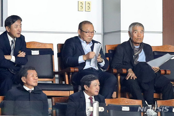 선발명단 손에 든 <b>박항서</b> 전 감독