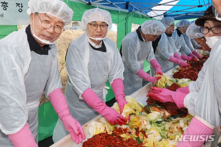 <b>김장</b> 담그는 이원석 검찰총장