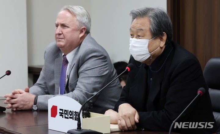 <b>김무성</b>, 친윤 겨냥 "<b>대통령</b> 주변 권력 독점한 자들 몸 던져 희생해야"