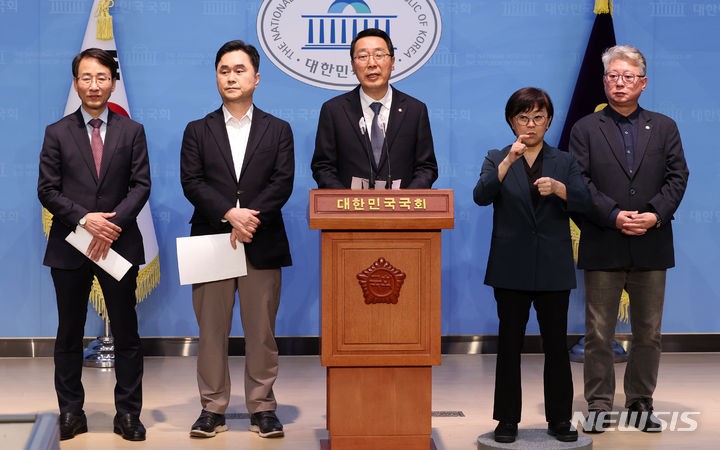 '친명' 정치 신예들, <b>이원욱 의원</b> 지역구 총선 '도전장'