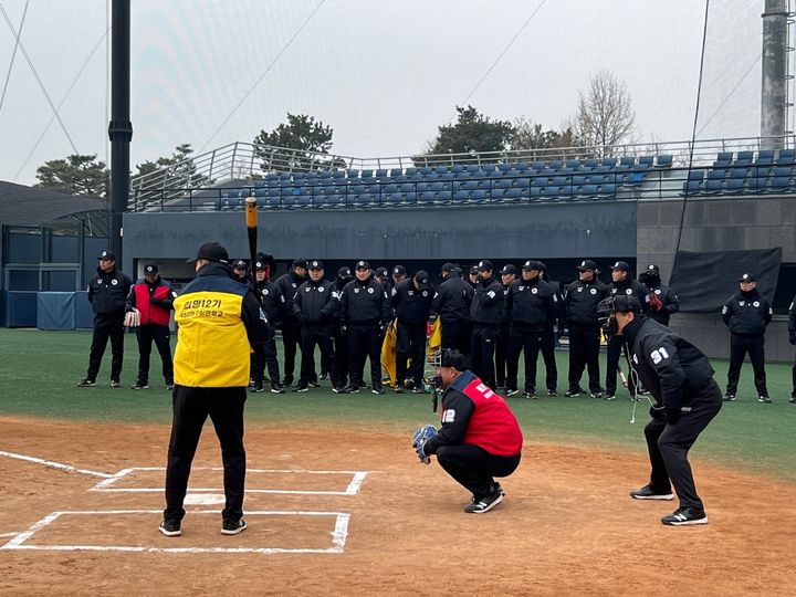<b>허구연</b> KBO <b>총재</b>, <b>심판</b> 피치클록·ABS 적응훈련 점검