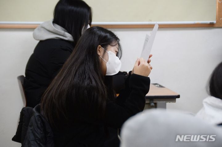 '불<b>수능</b>' <b>성적표</b> 희비교차, 정시·수시 전략 꼼꼼히 짜야