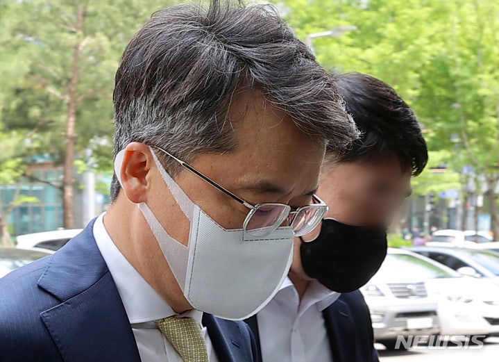경찰, <b>박현종</b> 전 <b>bhc</b> 회장 <b>압수수색</b>…배임·횡령 의혹