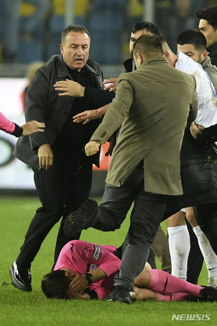 <b>심판</b> 폭행하는 <b>튀르키예</b> 프로축구 구단 <b>회장</b>