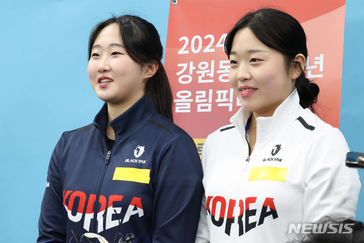 인터뷰 하는 <b>컬링 장유빈</b>·<b>이소원</b>