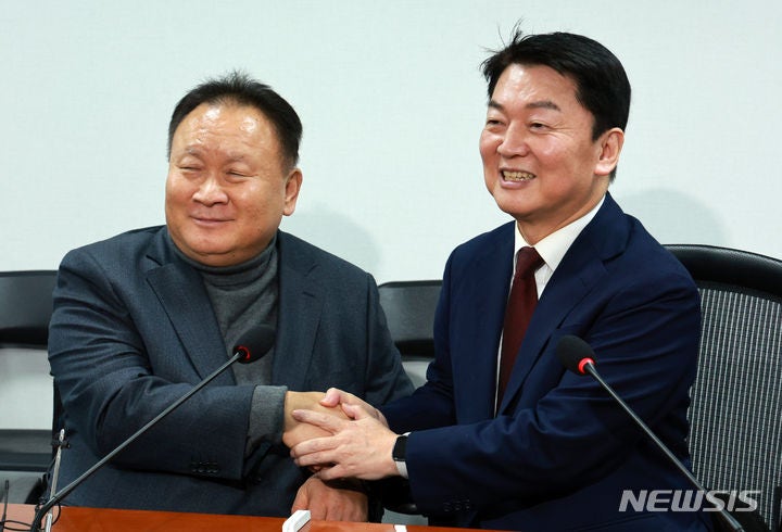 '환한 웃음' <b>안철수</b> "총선 승리 위해 힘 합치자" <b>이상민</b> "안 <b>의원</b>께 지혜 구해...