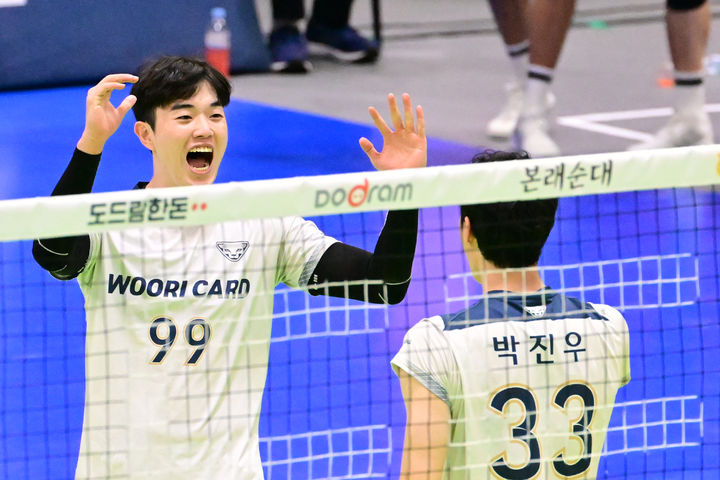 '<b>김지한</b>·마테이 49점 합작' <b>우리카드</b>, <b>한국전력</b> 잡고 선두 독주