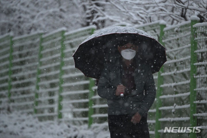 전국 곳곳 눈 펑펑…여객선 107척·<b>항공기</b> 14편 결항
