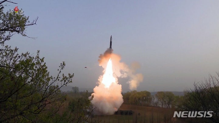 북, 18일 오전 <b>장거리탄도미사일</b> <b>발사</b>…연이틀 <b>미사일</b> 도발