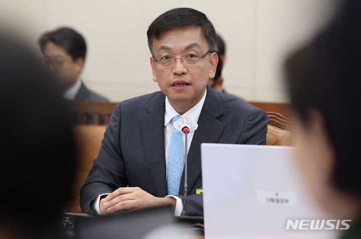 '<b>대주주</b> 기준 완화' 입장 변화?…최상목 "종합적 고려해 결정"