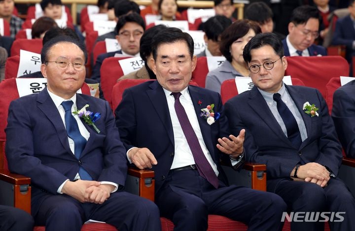 <b>김진표</b> 의장 "예산안 오후 2시 <b>합의</b> 발표…처리는 21일"