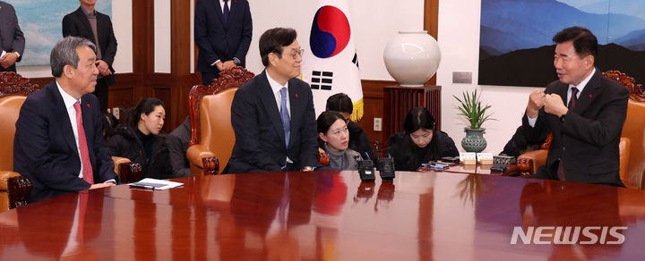 대통령실 <b>정책실장</b>-정무수석 만난 <b>김진표 국회의장</b>