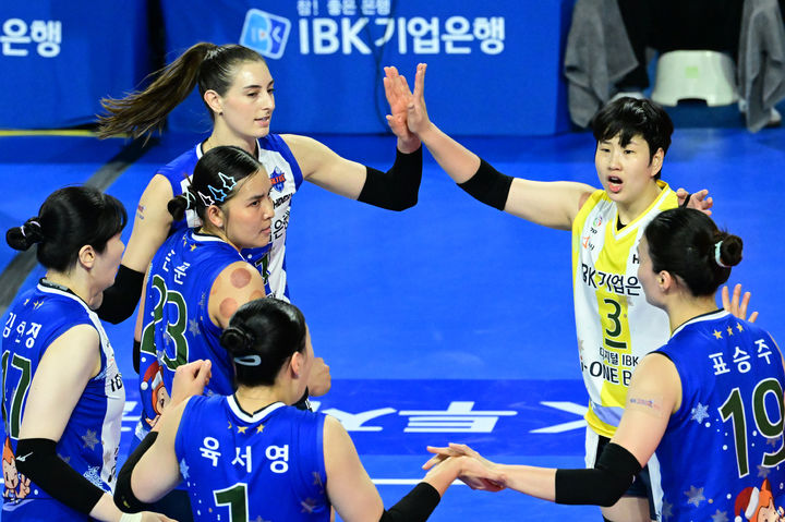 '아베크롬비 36점' IBK기업은행, <b>현대건설 10연승</b> 막아