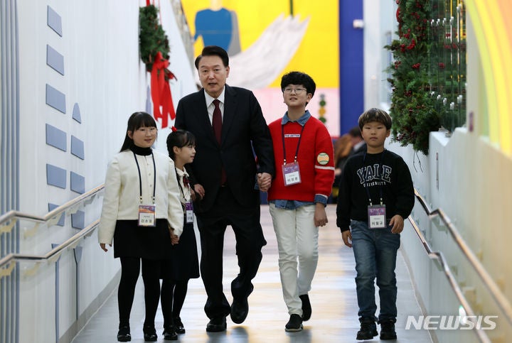 윤, 세종서 '최초 <b>국립어린이박물관</b>' 개관 축하…"아이들 꿈 응원"