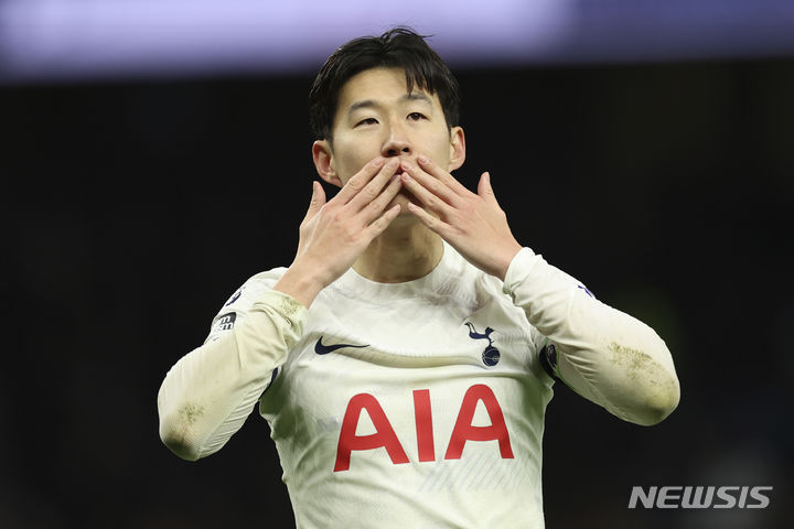 '새해 <b>축포</b>' <b>손흥민</b> "행복한 2023년 만들어주셔서 감사"
