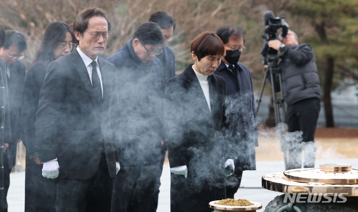 <b>참배</b>하는 <b>조희연</b> 서울시<b>교육감</b>