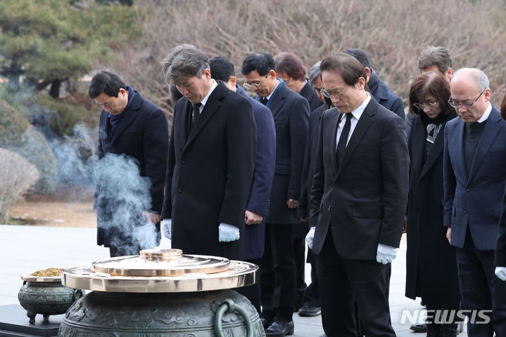 <b>참배</b>하는 <b>조희연</b> 서울시<b>교육감</b>