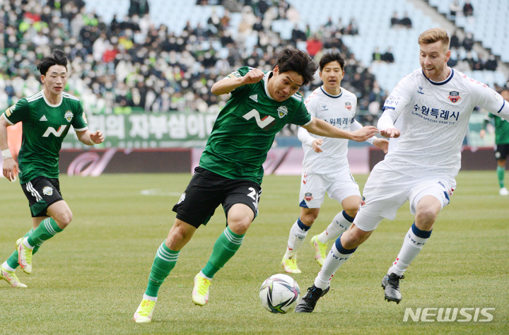 프로축구 <b>전북</b>, ‘<b>원클럽맨</b>’ <b>최철순</b>과 2025년까지 계약 연장