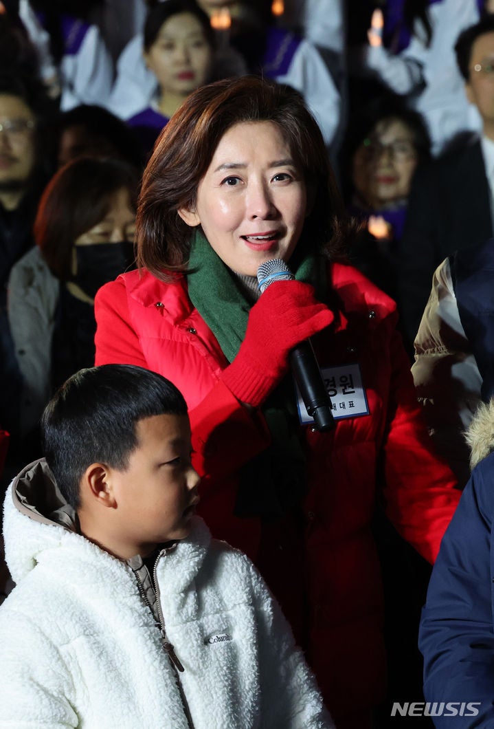 <b>나경원</b>, '텃밭' 동작을 <b>예비후보</b> 등록…"나부터 변화할 것"