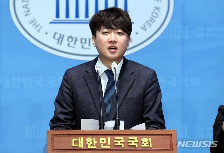 <b>이준석</b> "박민 사장, 전문성 안보여…<b>공영방송</b>사장 임명동의제 추진"(종합)