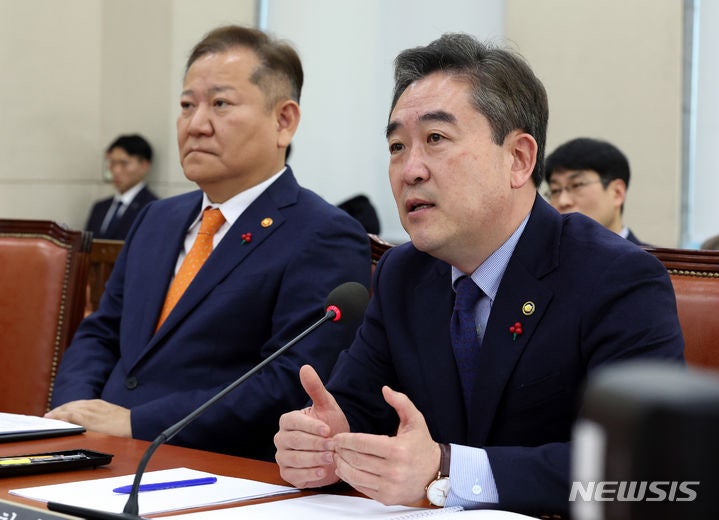<b>경찰청장</b> "<b>이재명</b> <b>피습</b>사건, 국민 납득하도록 철저 수사"