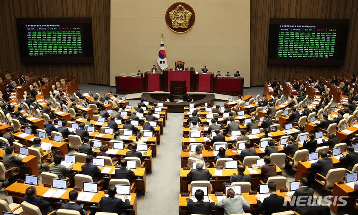 개고기 보신탕집 없어진다…'개 <b>식용 금지법</b>' <b>국회</b> 통과