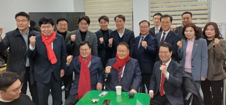 <b>이상민</b> 따라 민주당 동반탈당 시·구<b>의원</b> 4명..15일 국민의힘 입당