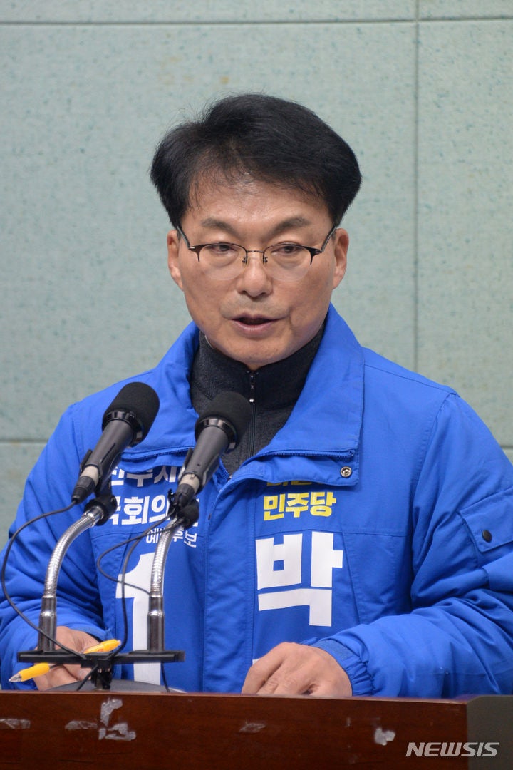 진지하게 답변하는 박진만 <b>전주을 예비후보</b>