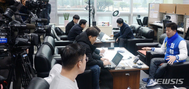 기자실 방문해 질의 응답하는 최형재 <b>전주을 예비후보</b>