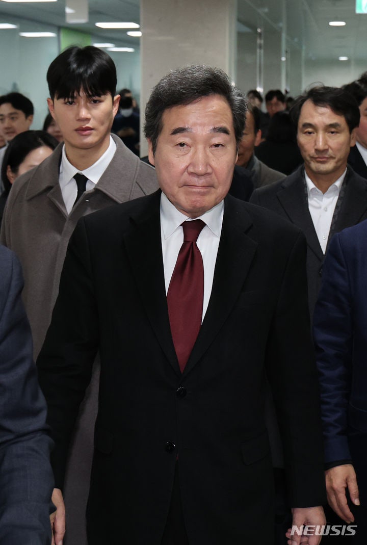 "제2안철수의 길"…민주당, <b>이낙연 탈당</b> 비난 봇물