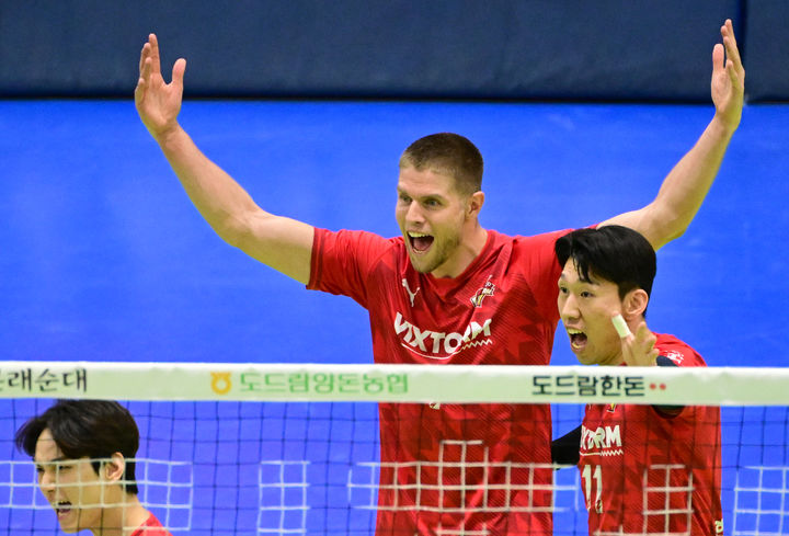 男배구 <b>한국전력</b>, <b>우리카드</b> 꺾고 2연승…<b>타이스</b> 34점