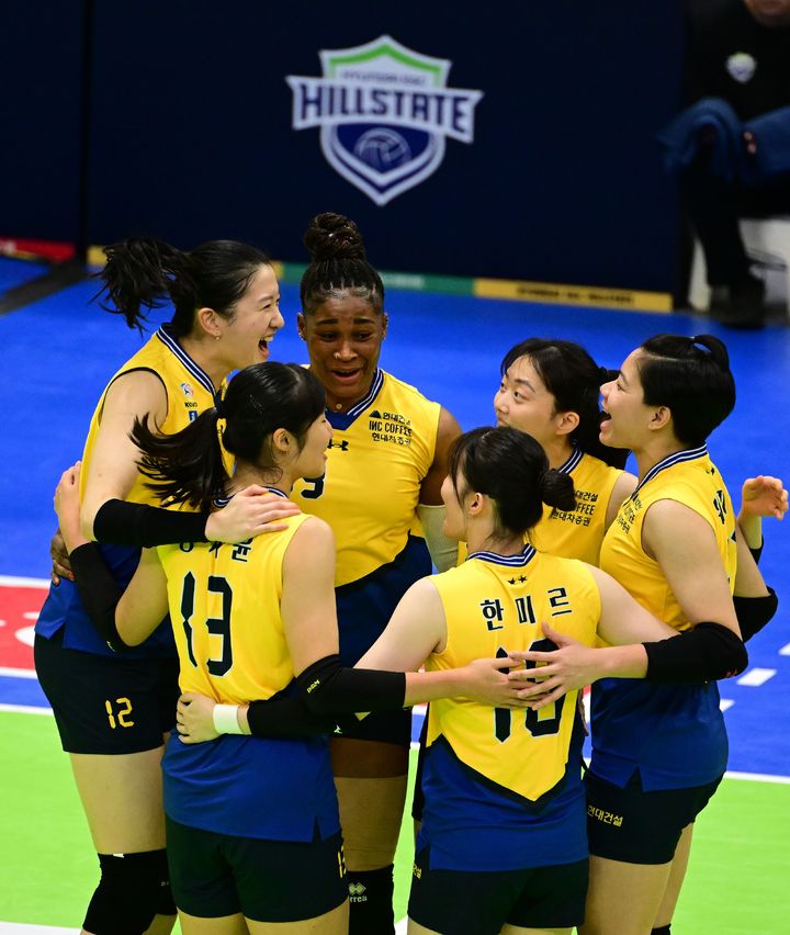 여자배구 1위 <b>현대건설</b>, <b>정관장</b> 꺾고 5연승 질주
