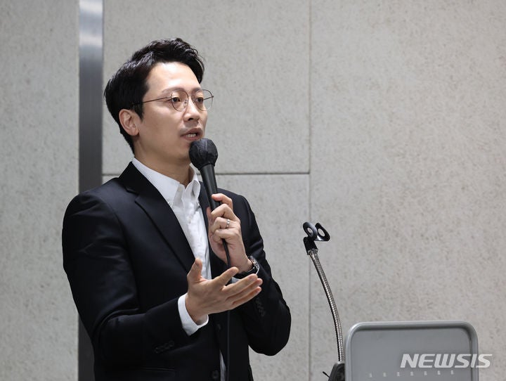 이준석 <b>신당</b> "<b>대통령 배우자</b>법 추진…호가호위 국민에 상처"
