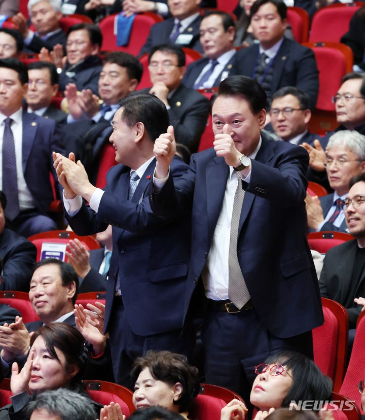 윤 "<b>전북</b> 비약적 발전위해 미래 먹거리 산업 전폭 지원"
