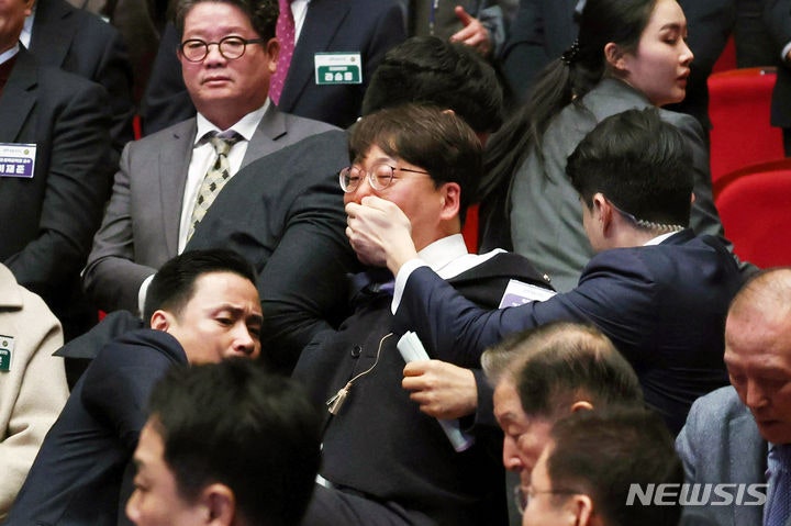 <b>대통령실</b>, '<b>강성희</b> 끌어내기' 논란에 "윤 손 안 놓아…경호상 위해 행위"(종합...