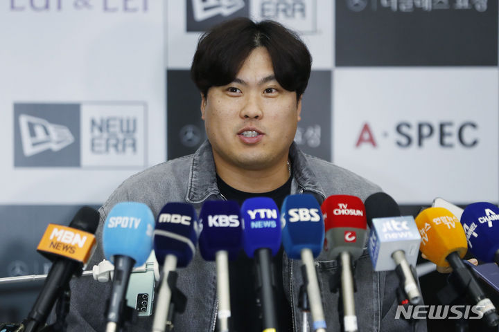 "<b>선발 투수</b> 원하는 볼티모어, FA <b>류현진</b> 남아있는데…" MLB닷컴