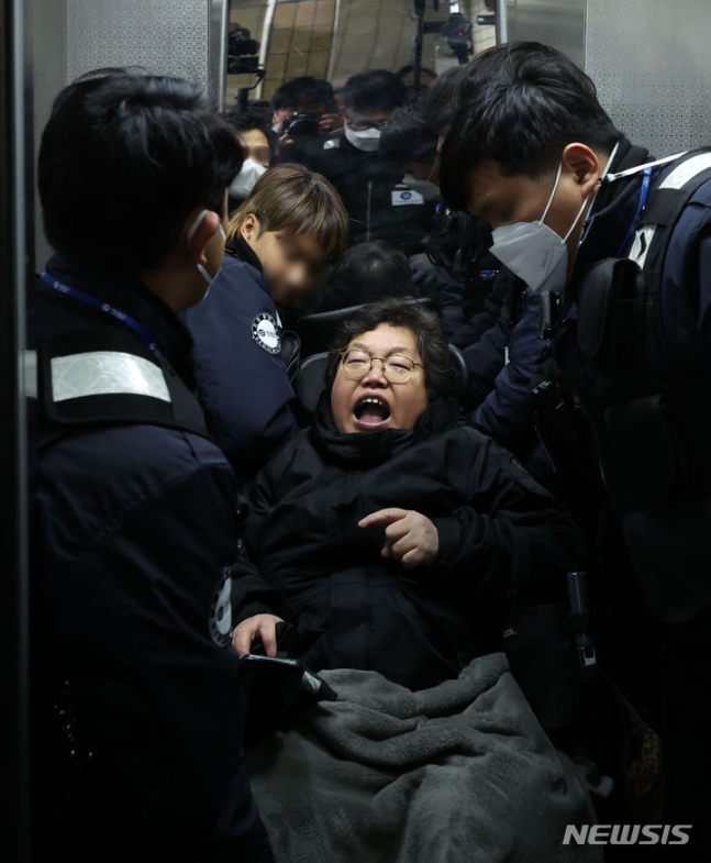 '오이도역 사고 23주기' 전장연 탑승시위…활동가 2명 연행