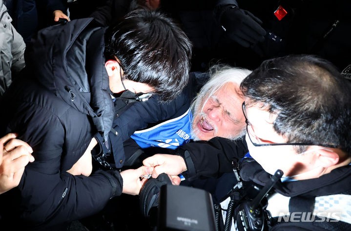 <b>전장연</b>, 오이도역 추락사고 23주기 <b>지하철</b> 시위 재개…활동가 2명 체포 [뉴시...