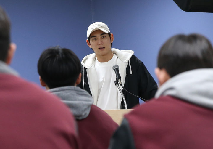 후배들 앞에 특별강사로 나선 <b>이정후</b>