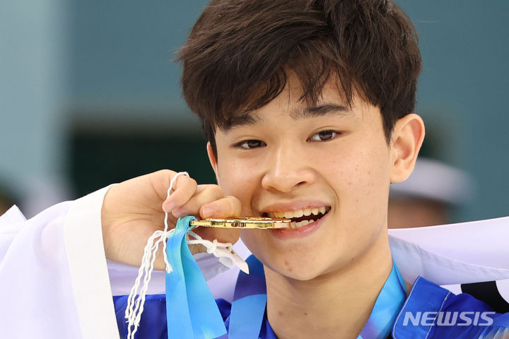 <b>피겨 김현겸</b>, <b>강원</b>2024 한국 남자 선수 최초 금메달 [뉴시스Pic]