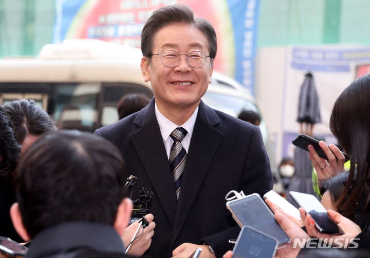 <b>공천 면접</b> 참여한 <b>이재명</b> "좋은 평가 받을 수 있도록 최선 다하겠다" [뉴시스...