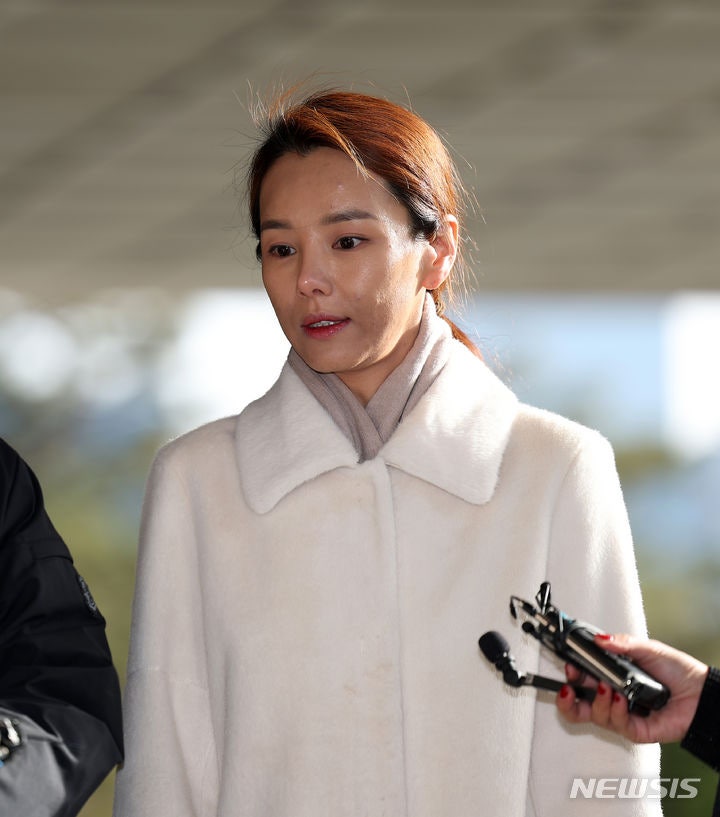 ‘<b>이정섭</b> 검사 비위’ 제보 강미정, <b>경찰</b> 출석 "보복성 고소"