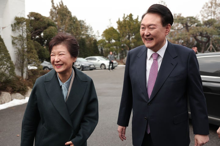 윤, <b>박근혜</b> <b>생일</b> 축하 전화…"회고록으로 국민이 업적 기억했으면"