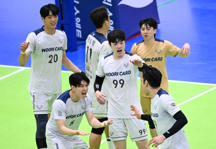 '<b>선두</b> 지킨다' <b>우리카드</b>, 한국전력 잡고 2연승…2위 대한항공과 3점차