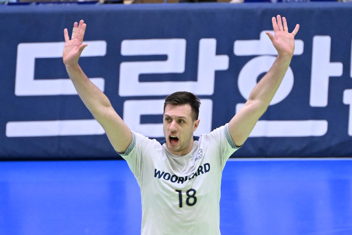 '26점' 마테이 치켜세운 <b>신영철</b> 우리카드 <b>감독</b>…"칭찬해 주고파"