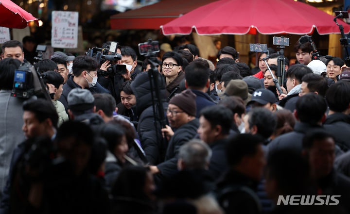<b>경동시장</b> 찾은 <b>한동훈</b> 위원장