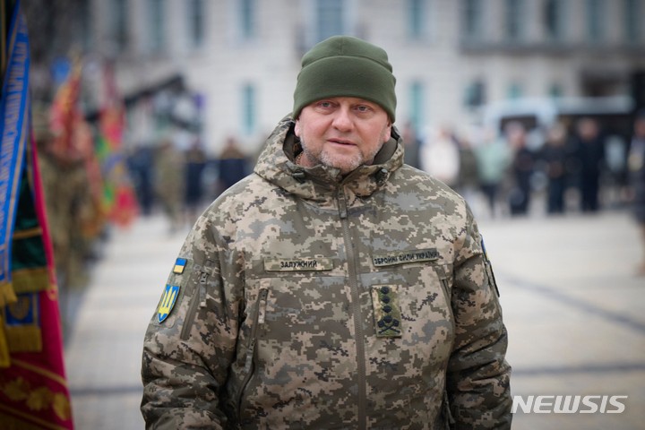 <b>젤렌스키</b>, '불화설' 우크라이나 군 <b>총사령관</b> 경질