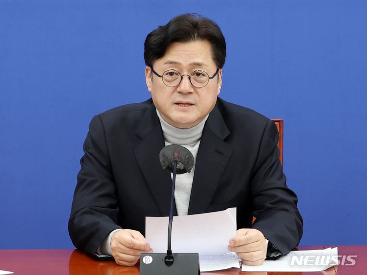 <b>홍익표</b>, 설 <b>민심</b>에 "김건희 명품백에 분노…총선, 정권심판 마지막 기회"
