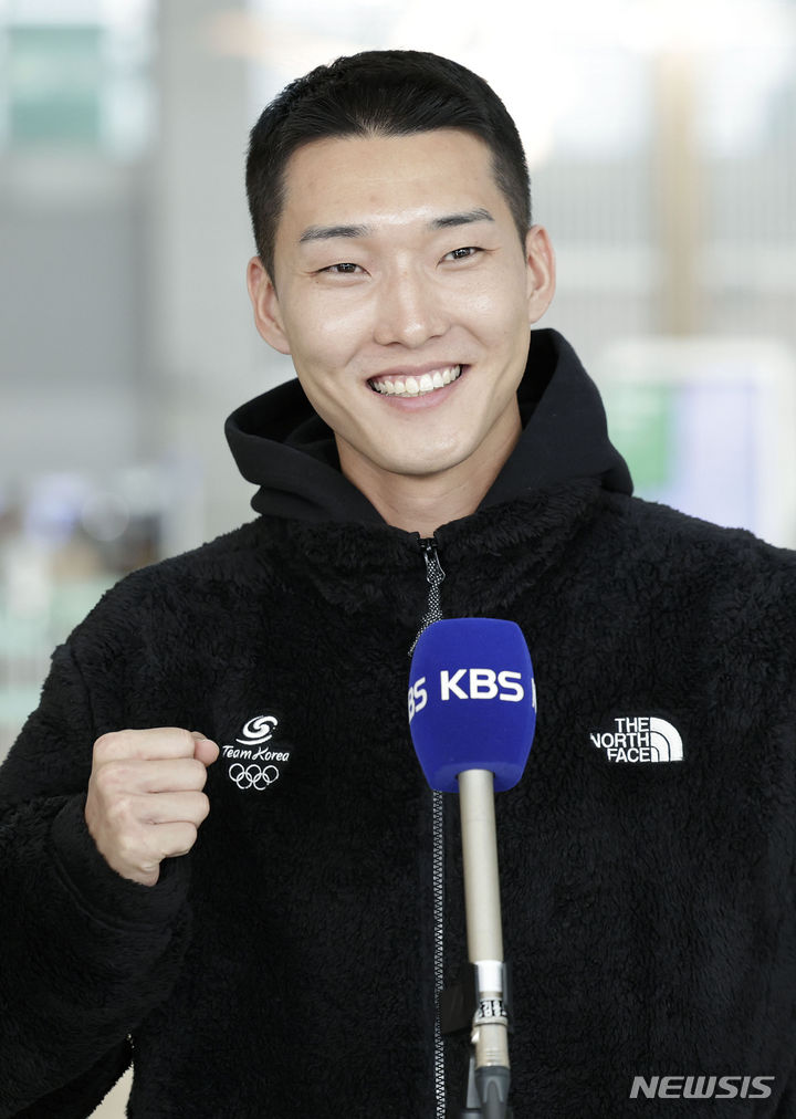 <b>높이뛰기</b> <b>우상혁</b>, 올해 첫 우승…슬로바키아 대회 2m32