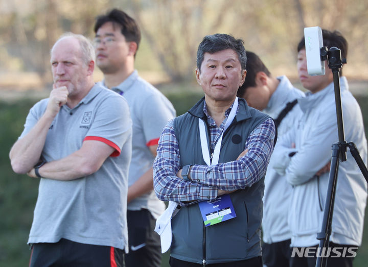 회장은 숨고, 감독은 없고, 선수는 싸우고…韓축구 현주소